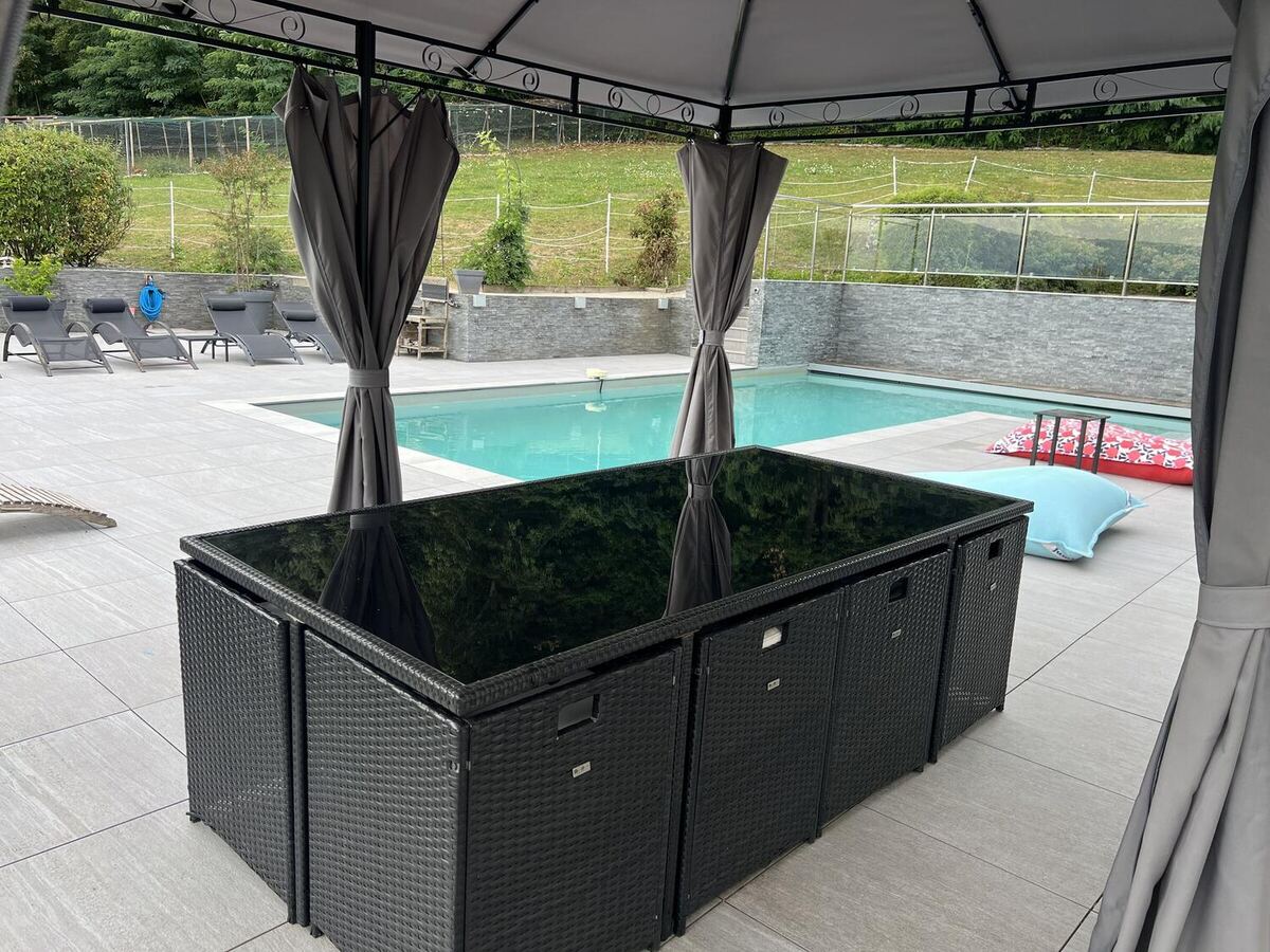 Salon extérieur et gazebo dans le jardin de la villa près d'Annecy