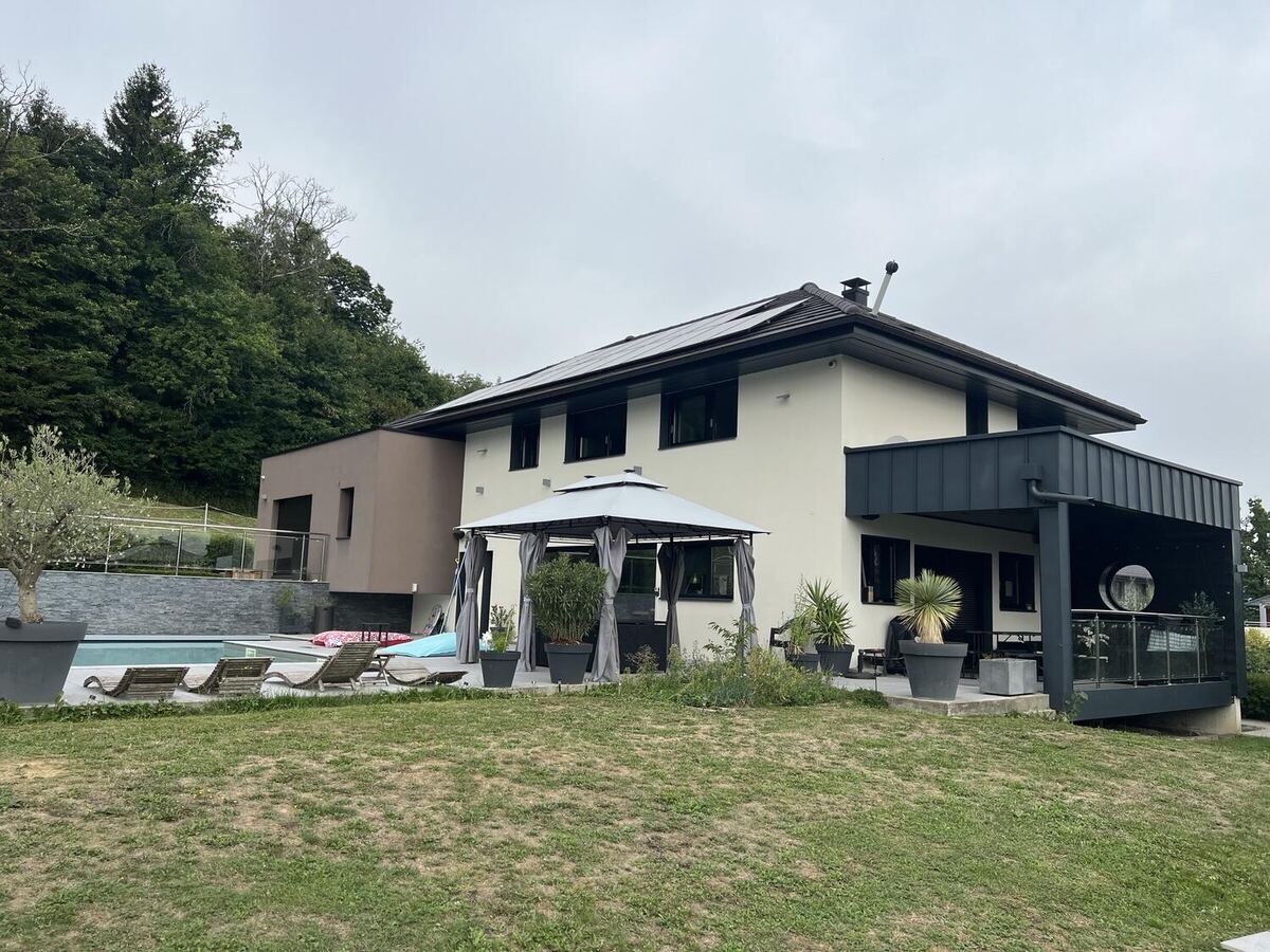 Façade de la Villa Gai Moulin et son jardin, Rumilly en Haute-Savoie