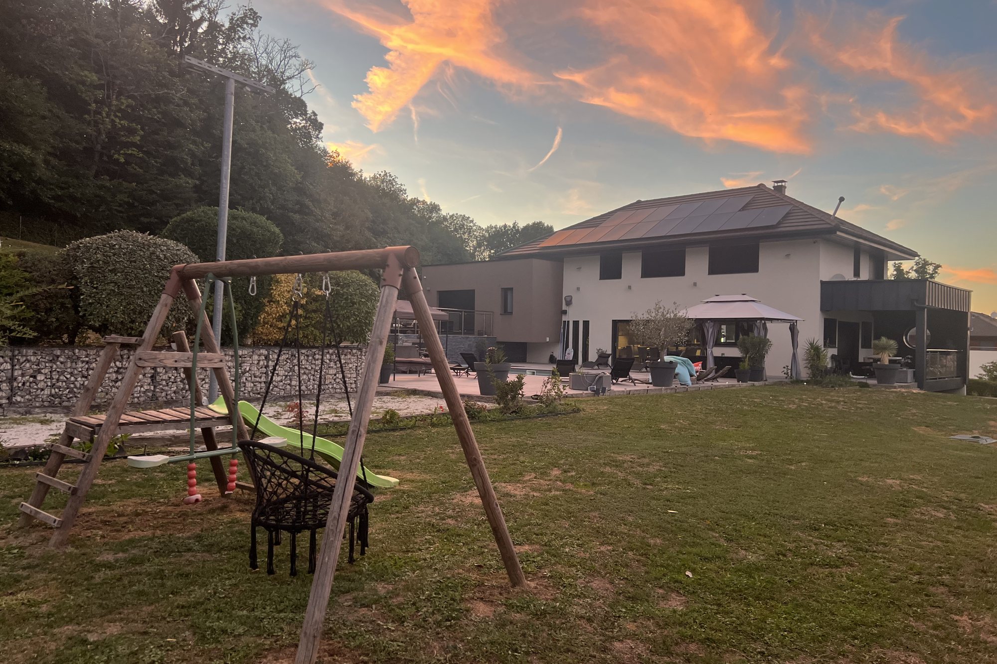 Grande villa et jardin clos pour un groupe, près d'Annecy