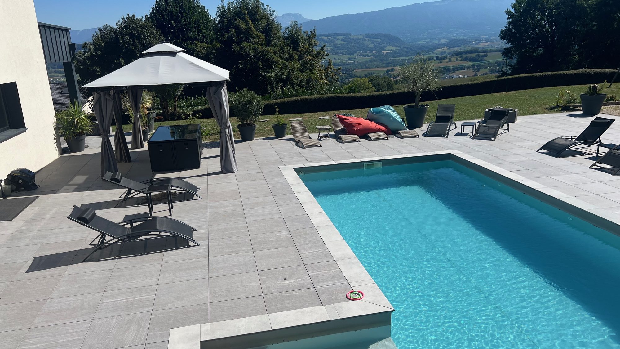 Piscine chauffée de la villa avec vue sur les montagnes, près d'Annecy