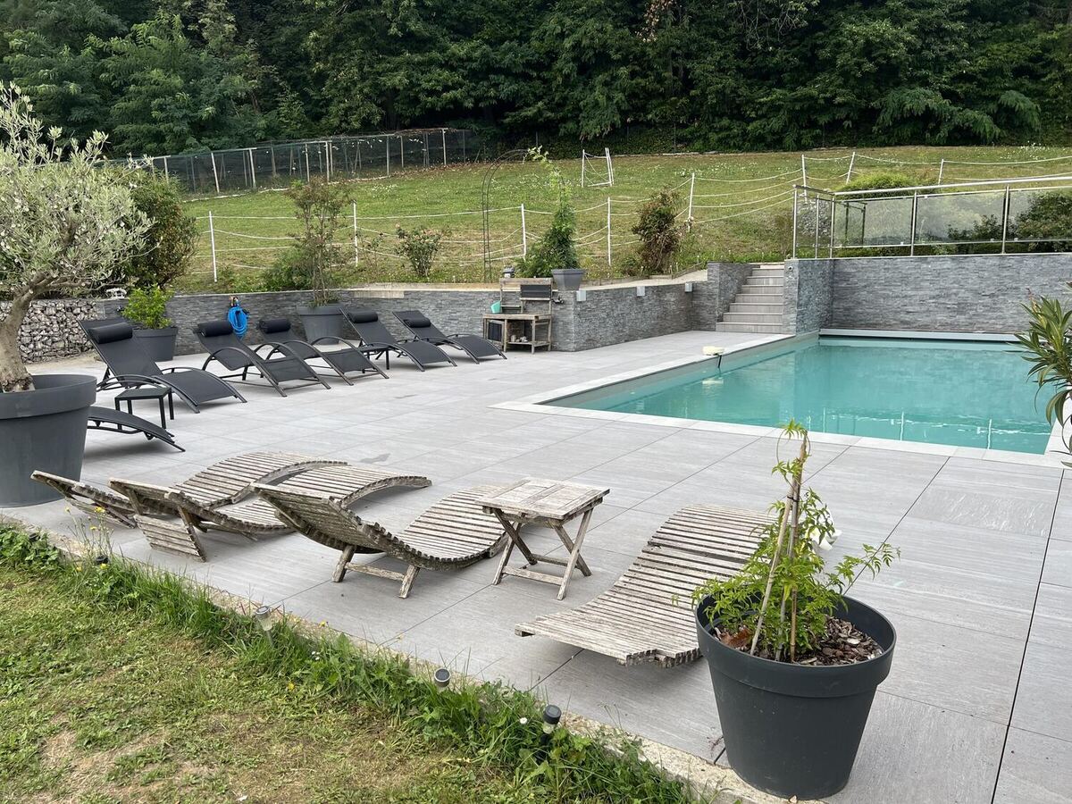 Transats et terrasse au bord de la piscine de la villa