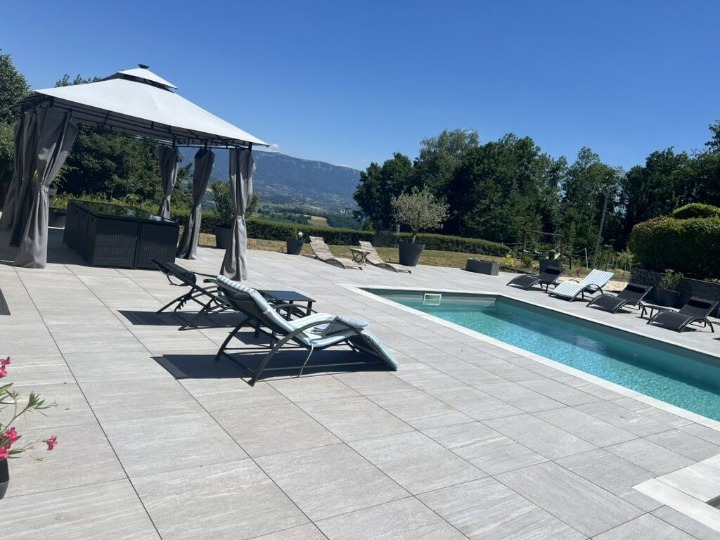 Piscine et vue sur les montagnes