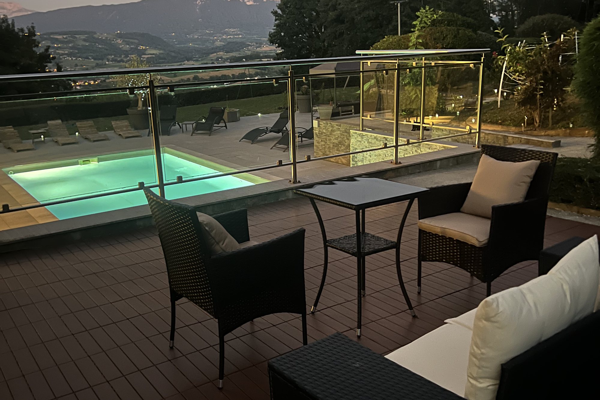Salon et terrasse en bois de la villa au crépuscule