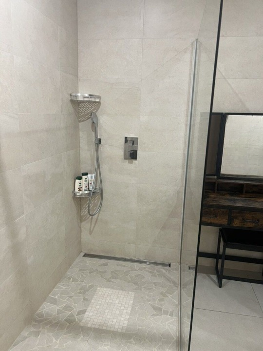Douche à l'italienne, sol en mosaïque