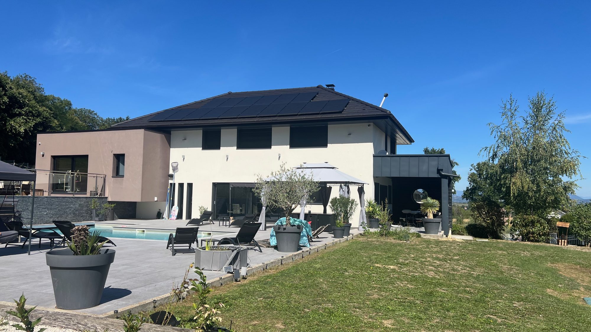 Jardin de 7 000 m² de la Villa Gai Moulin au printemps, près d'Annecy