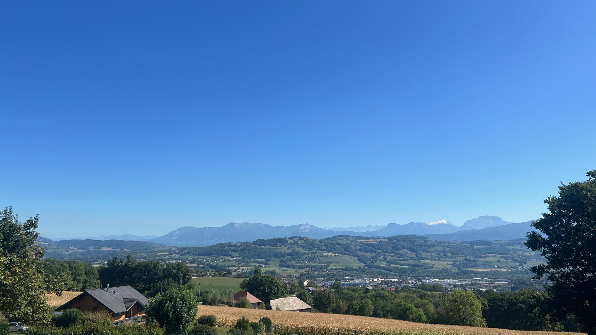 Vue sur les montagnes et la campagne de Haute-Savoie depuis la villa